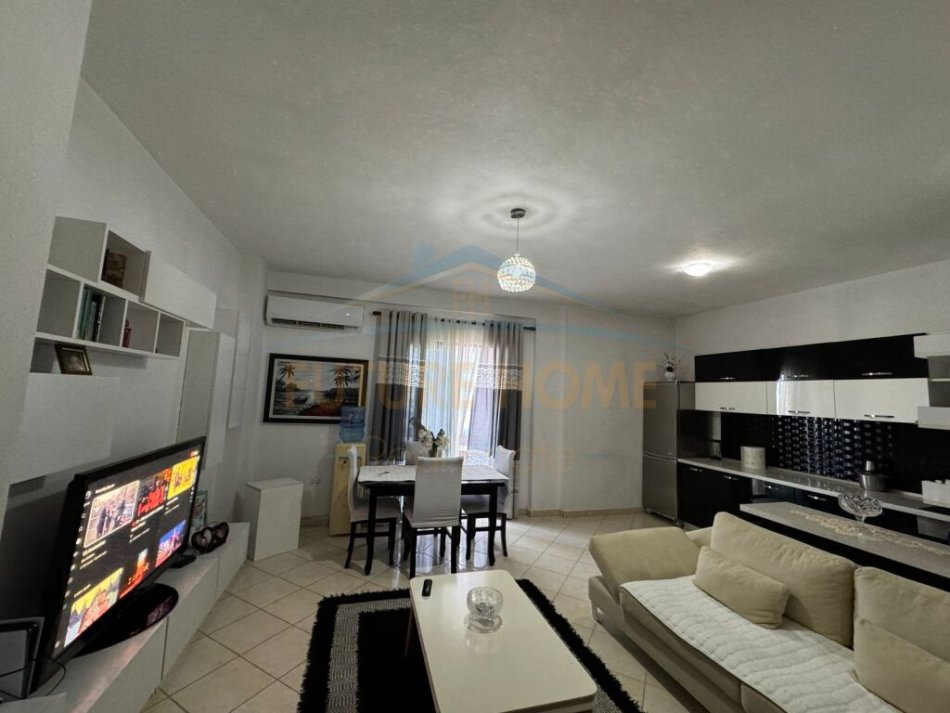 Durres Plazh, jepet me qera apartament 2+1+Ballkon Kati 5, 120 m² 300 € (Pavarsia)