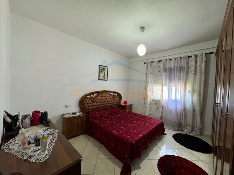 Durres Plazh, jepet me qera apartament 2+1+Ballkon Kati 5, 120 m² 300 € (Pavarsia)
