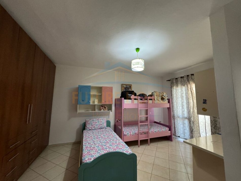 Durres Plazh, jepet me qera apartament 2+1+Ballkon Kati 5, 120 m² 300 € (Pavarsia)