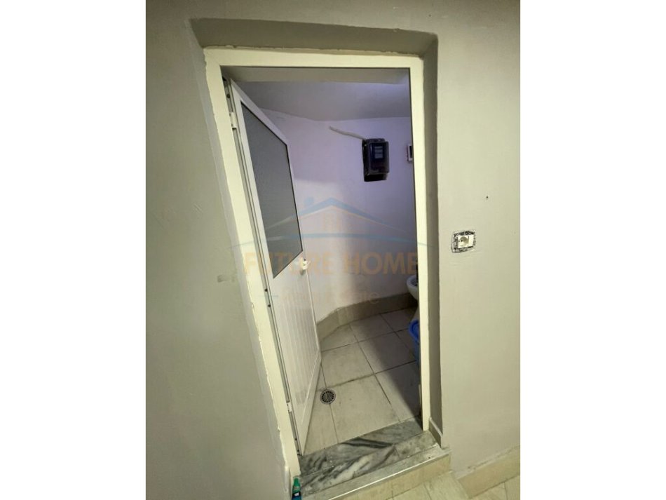 Tirane, shitet ambjent biznesi Kati -1, 12 m² 50.000 € (Asim Vokshi)