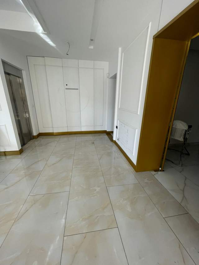Tirane, jepet me qera ambjent biznesi Kati 2, 200 m² 1.800 Euro (Ish Ekspozita)