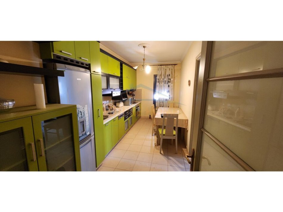 Tirane, jepet me qera apartament 2+1+Ballkon Kati 5, 106 m² 650 € (Komuna E Parisit)