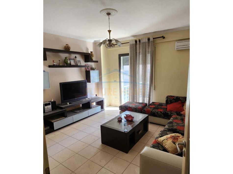 Tirane, jepet me qera apartament 2+1+Ballkon Kati 5, 106 m² 650 € (Komuna E Parisit)