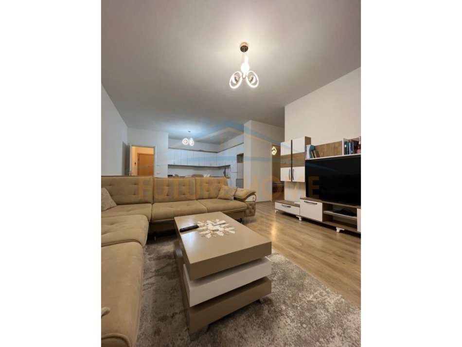 Tirane, jepet me qera 2+1+Ballkon Kati 1, 114 m² 650 € (Unaza e Re)