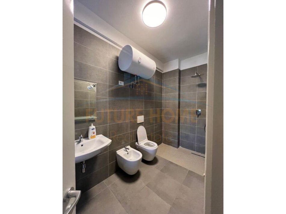 Tirane, jepet me qera 2+1+Ballkon Kati 1, 114 m² 650 € (Unaza e Re)