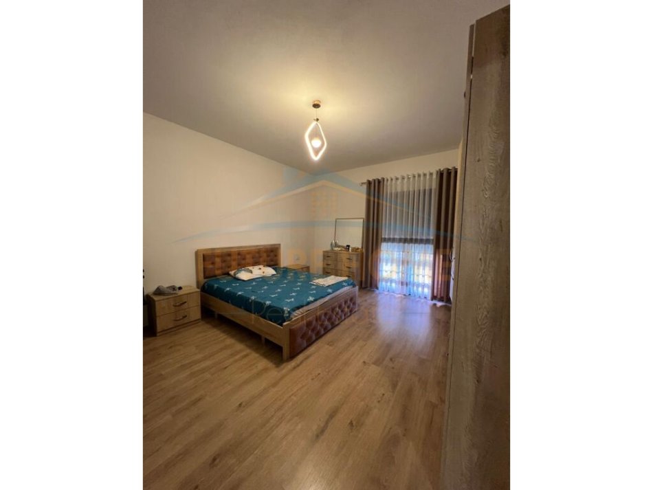 Tirane, jepet me qera 2+1+Ballkon Kati 1, 114 m² 650 € (Unaza e Re)