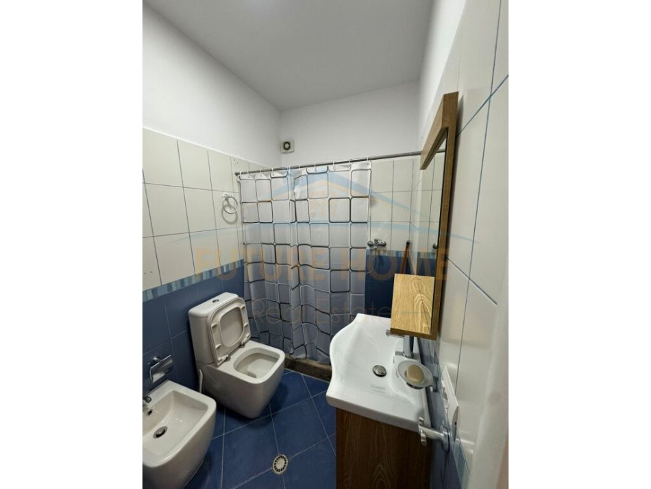 Tirane, jepet me qera apartament 1+1+Ballkon Kati 4, 70 m² 450 € (Unaza e Re)
