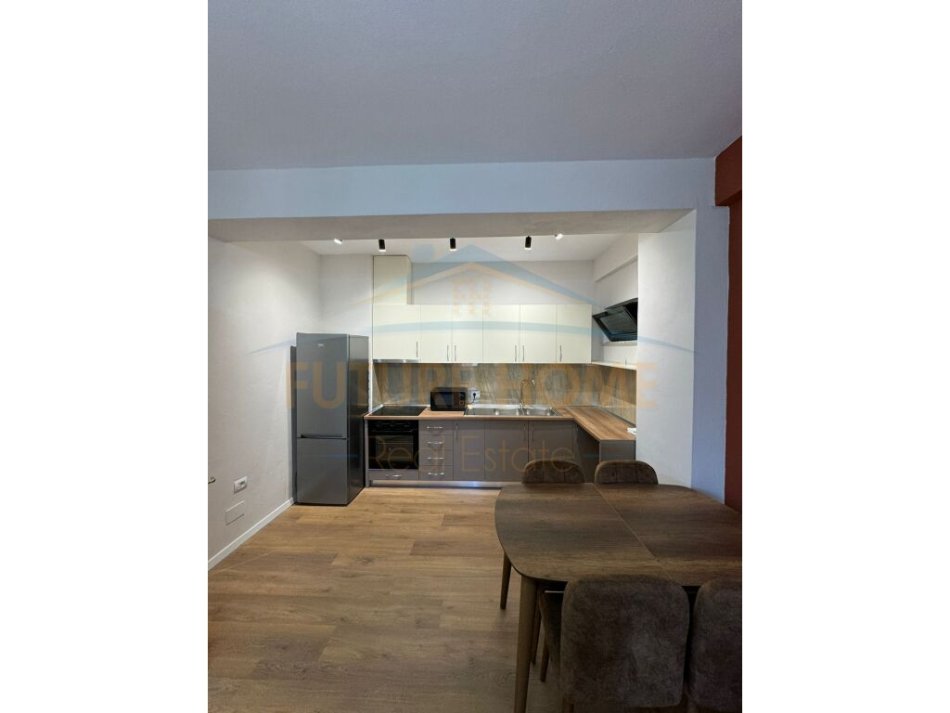 Tirane, jepet me qera apartament 1+1+Ballkon Kati 4, 70 m² 450 € (Unaza e Re)