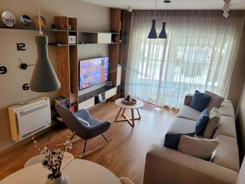 Tirane, jepet me qera apartament 2+1+Ballkon Kati 5, 82 m² 750 € (Rruga e Kavajes)