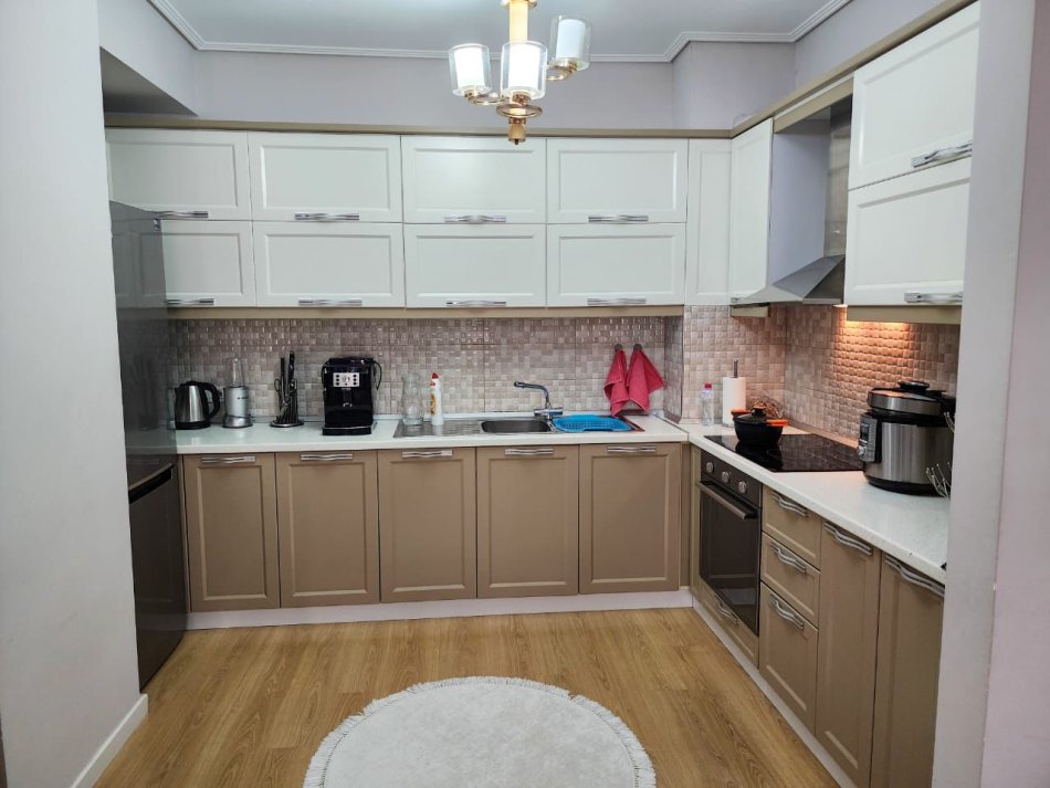 Tirane, jepet me qera apartament 2+1 (i mobiluar) Kati 7, 550 €  Astir (pallatet fratari)