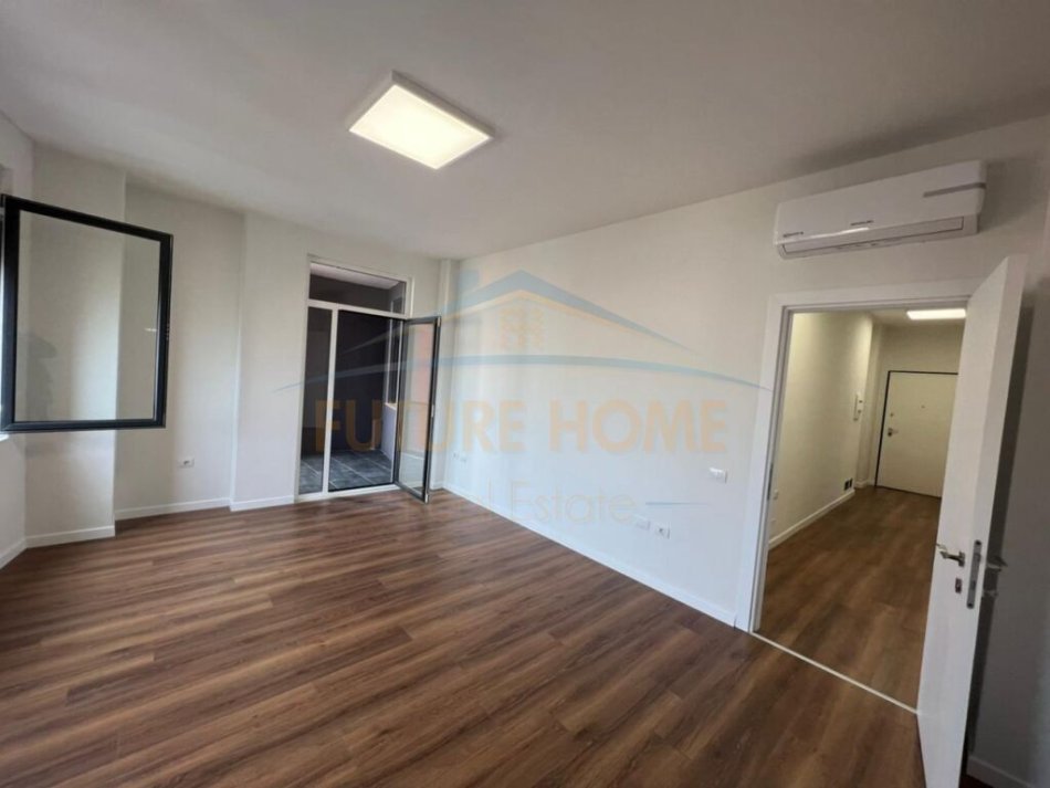 Tirane, jepet me qera ambjent biznesi Kati 6, 40 m² 1.000 € (Qender)