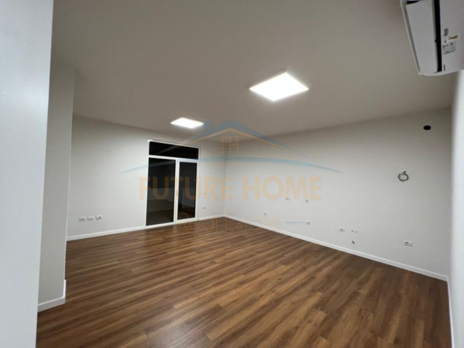 Tirane, jepet me qera ambjent biznesi Kati 6, 40 m² 1.000 € (Qender)