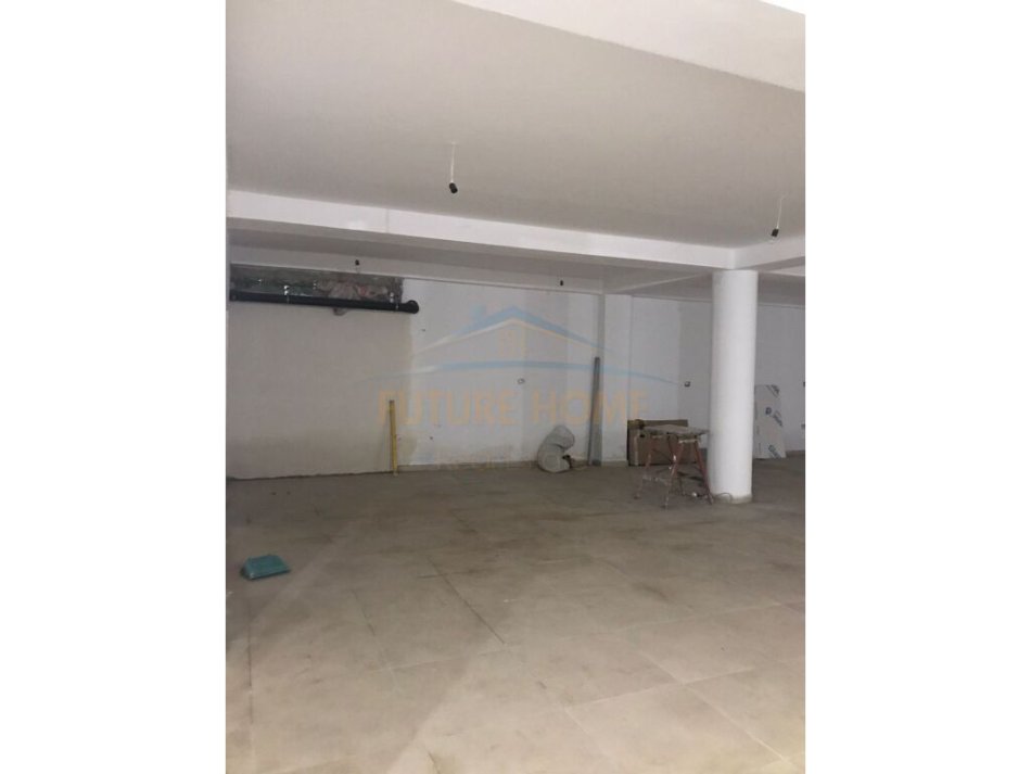 Tirane, jepet me qera ambjent biznesi Kati -1, 284 m² 1.000 € (Rruga Dritan Hoxha)