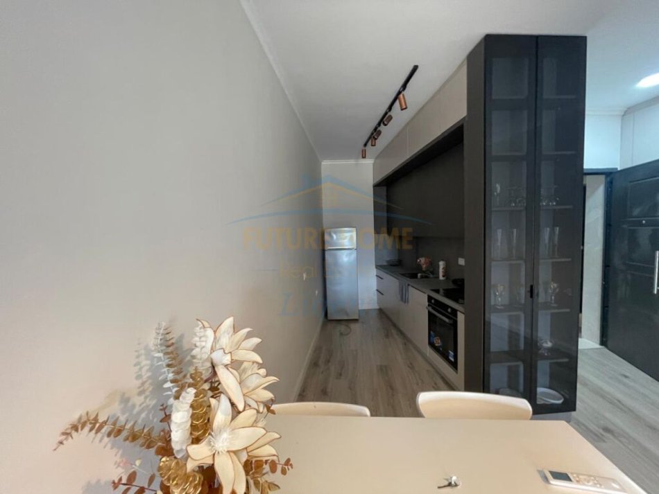 Tirane, jepet me qera apartament 1+1+Aneks+Ballkon Kati 2, 74 m² 680 € (TEG)