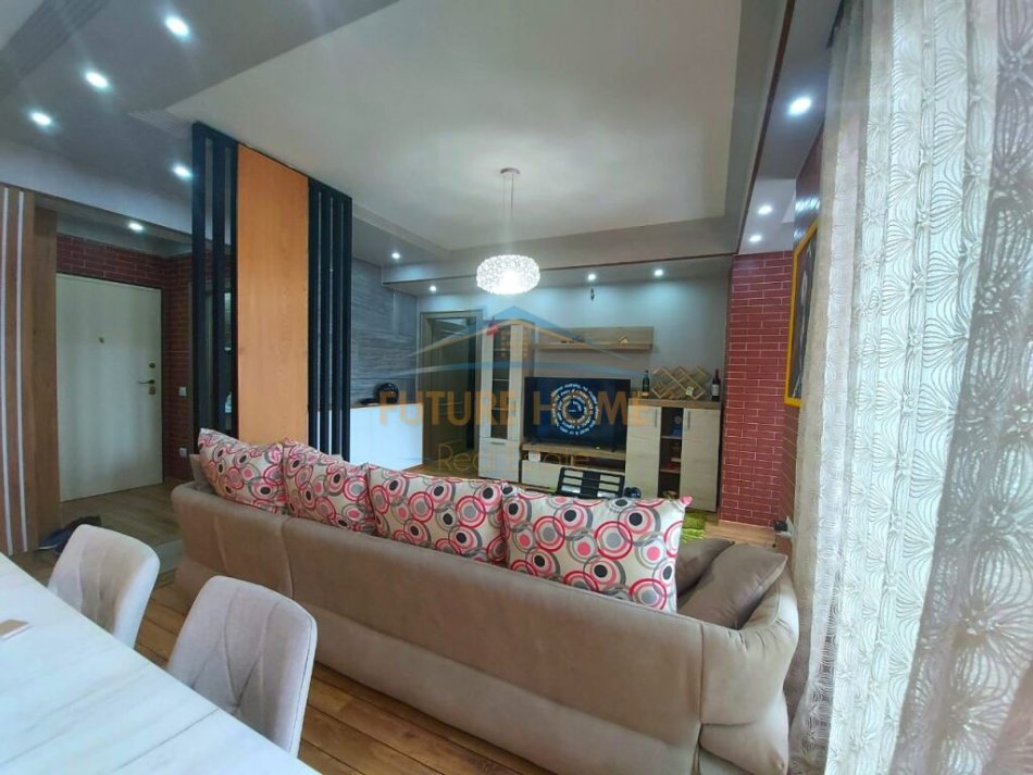 Tirane, jepet me qera apartament 2+1+Ballkon Kati 8, 95 m² 1.200 € (Myslym Shyri)