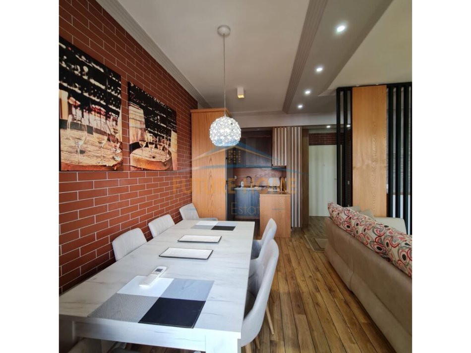 Tirane, jepet me qera apartament 2+1+Ballkon Kati 8, 95 m² 1.200 € (Myslym Shyri)