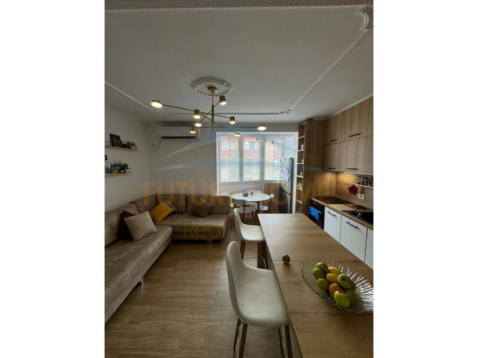 Tirane, shitet apartament 2+1+Ballkon Kati 7, 76 m² 135.000 € (Ish Fusha E Aviacionit)