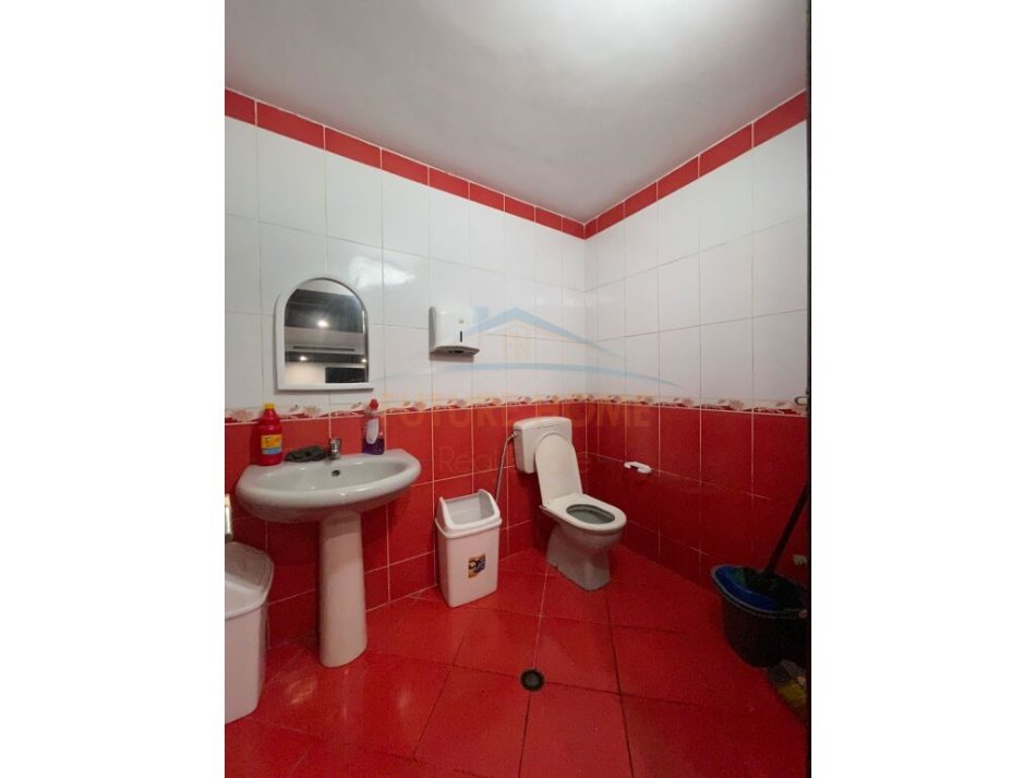 Tirane, jepet me qera ambjent biznesi Kati -1, 150 m² 800 € (5 Maji)