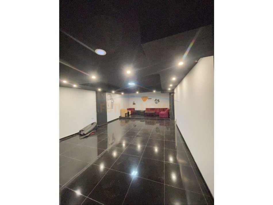Tirane, jepet me qera ambjent biznesi Kati -1, 150 m² 800 € (5 Maji)