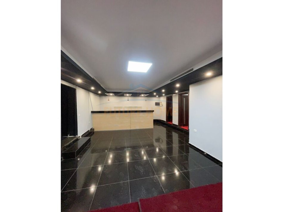 Tirane, jap me qera ambjent biznesi Kati -1, 150 m² 800 € (Rruga 5 Maji)