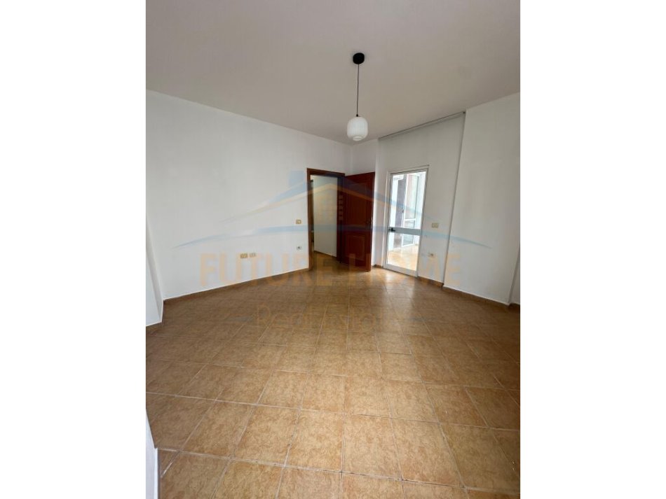 Tirane, jepet me qera apartament 2+1+Ballkon Kati 2, 115 m² 450 € (Don Bosko)