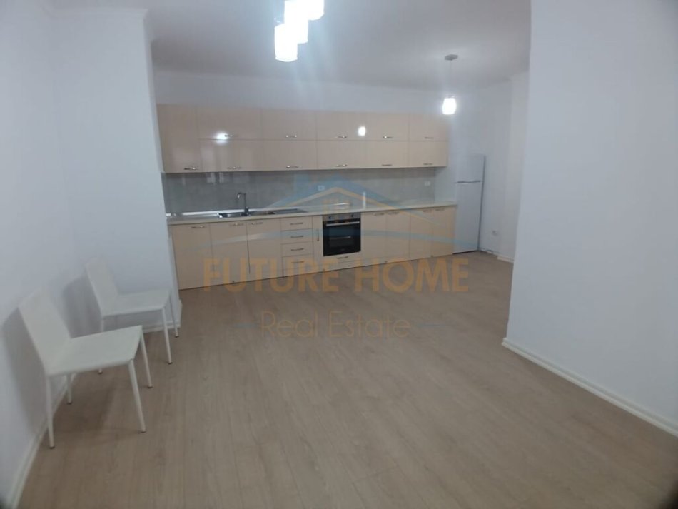 Durres, jepet me qera apartament 2+1+Ballkon Kati 3, 105 m² 300 € (Afer Stacioni Trenit , Durrsit)