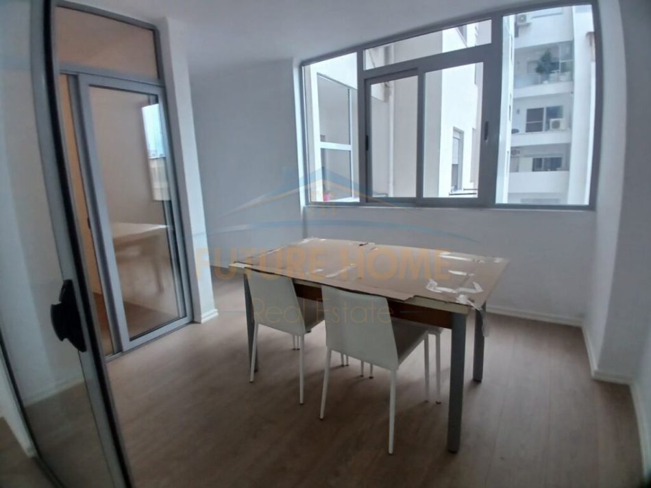 Durres, jepet me qera apartament 2+1+Ballkon Kati 3, 105 m² 300 € (Afer Stacioni Trenit , Durrsit)