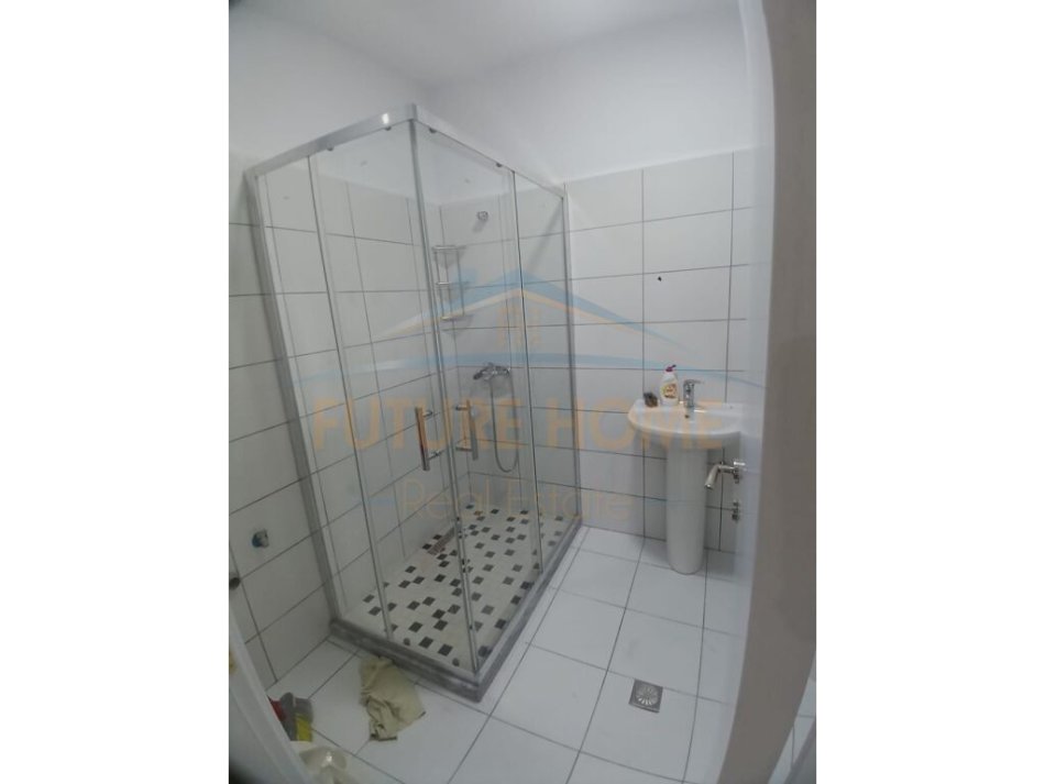 Durres, jepet me qera apartament 2+1+Ballkon Kati 3, 105 m² 300 € (Afer Stacioni Trenit , Durrsit)