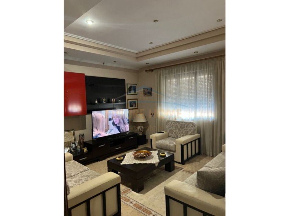 Tirane, jepet me qera apartament 2+1+Ballkon Kati 3, 143 m² 600 € (Branko Kadia, Xhamllik)