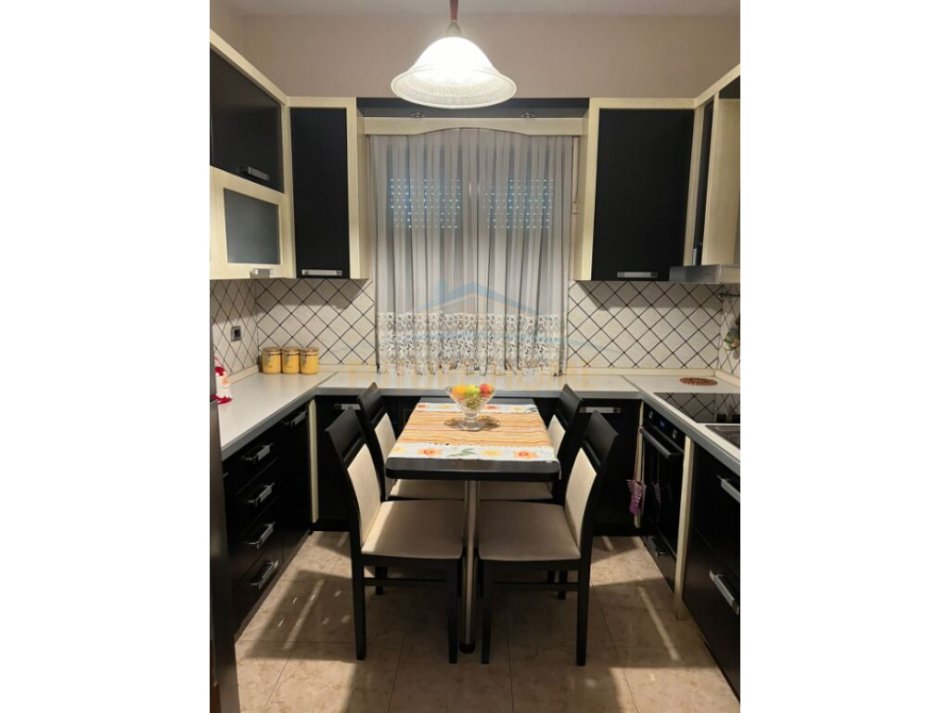 Tirane, jepet me qera apartament 2+1+Ballkon Kati 3, 143 m² 600 € (Branko Kadia, Xhamllik)
