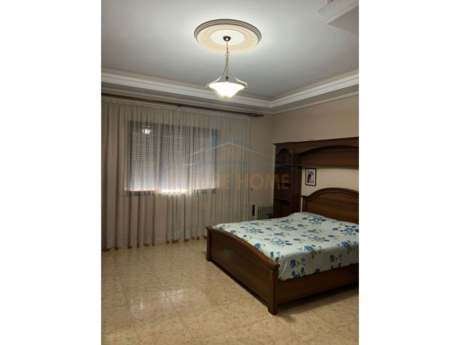 Tirane, jepet me qera apartament 2+1+Ballkon Kati 3, 143 m² 600 € (Branko Kadia, Xhamllik)