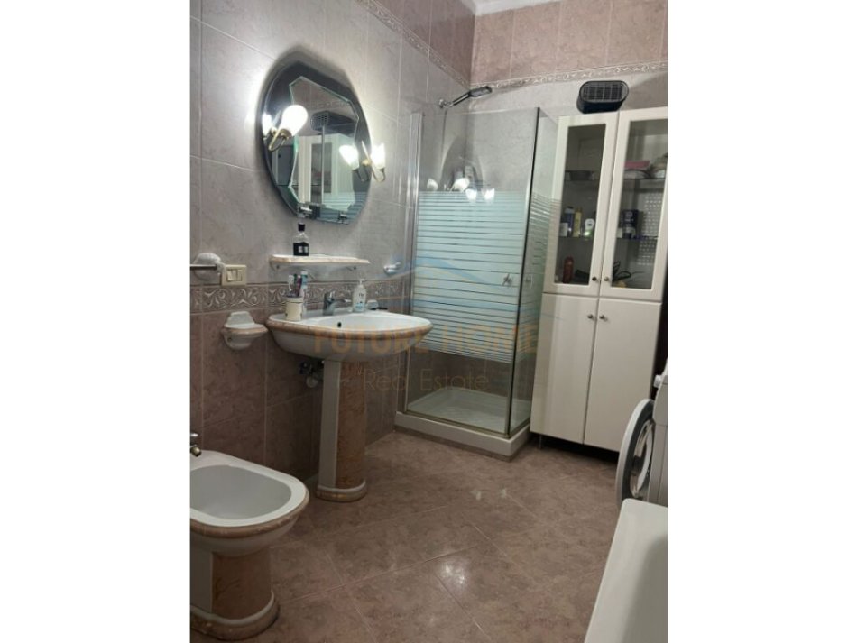 Tirane, jepet me qera apartament 2+1+Ballkon Kati 3, 143 m² 600 € (Branko Kadia, Xhamllik)