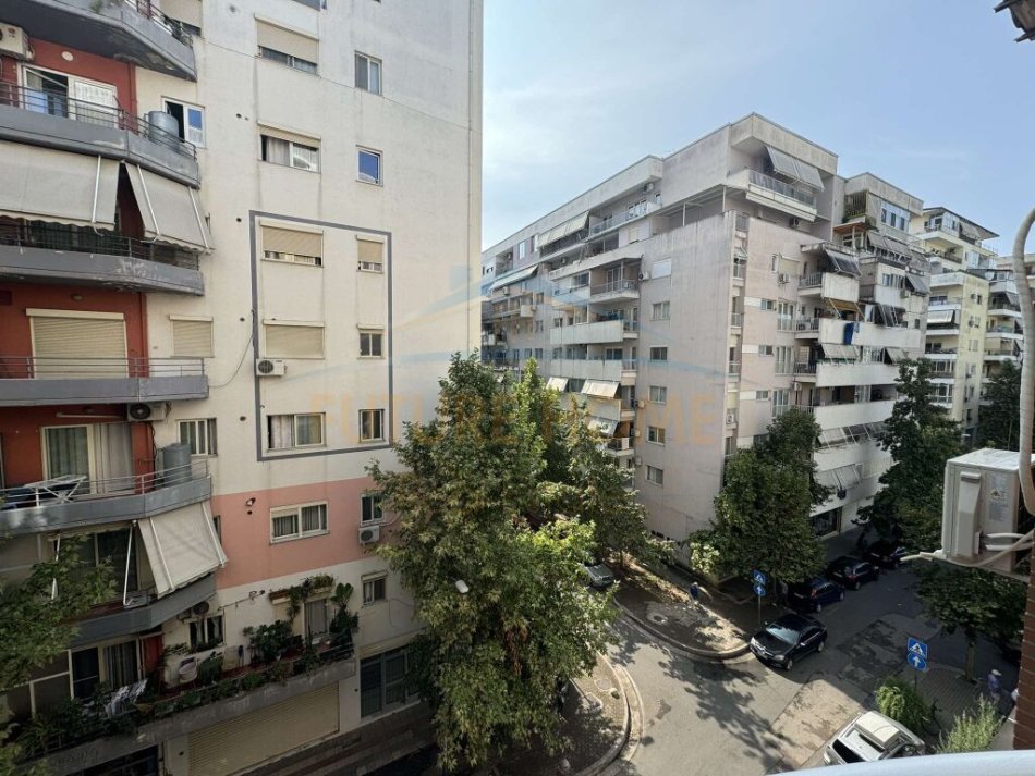 Tirane, jepet me qera apartament 2+1+Ballkon Kati 4, 97 m² 450 € (Yzberisht)