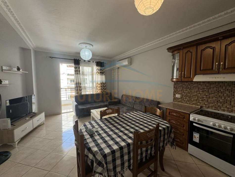 Tirane, jepet me qera apartament 2+1+Ballkon Kati 4, 97 m² 450 € (Yzberisht)