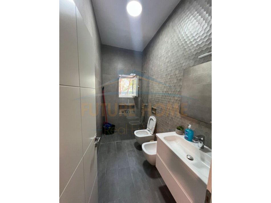 Tirane, jepet me qera zyre Kati 2, 75 m² 800 € (Stadiumi Dinamo)