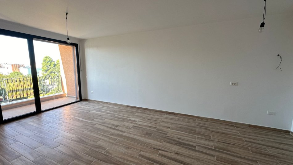 Tirane, jepet me qera ambjent biznesi Kati 3, 108 m² 800 € (Kompleksi Zirkon)