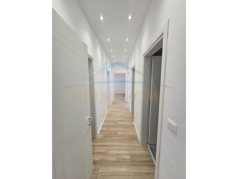 Tirane, jepet me qera zyre Kati 9, 135 m² 1.500 € (Rruga e Kavajes)