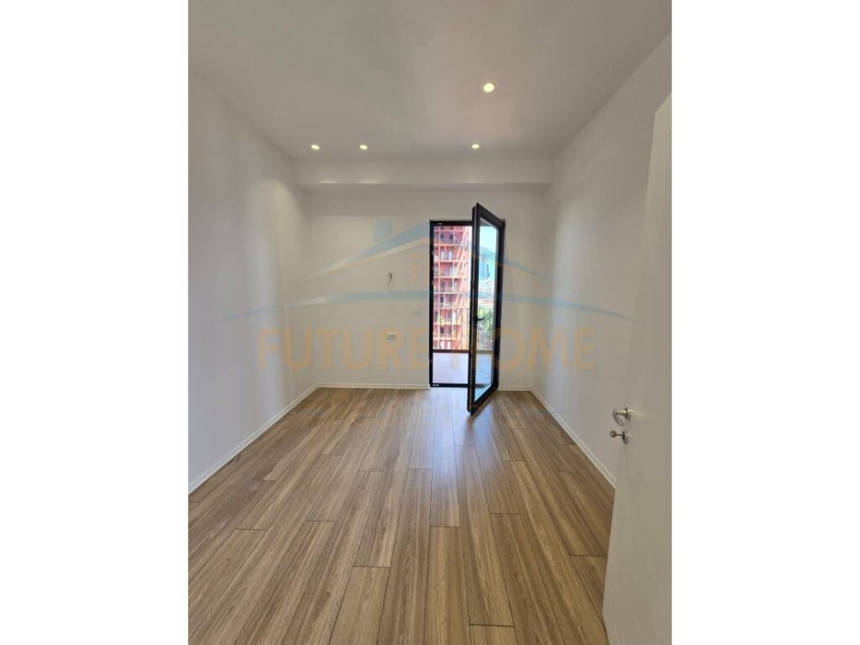 Tirane, jepet me qera zyre Kati 9, 135 m² 1.500 € (Rruga e Kavajes)