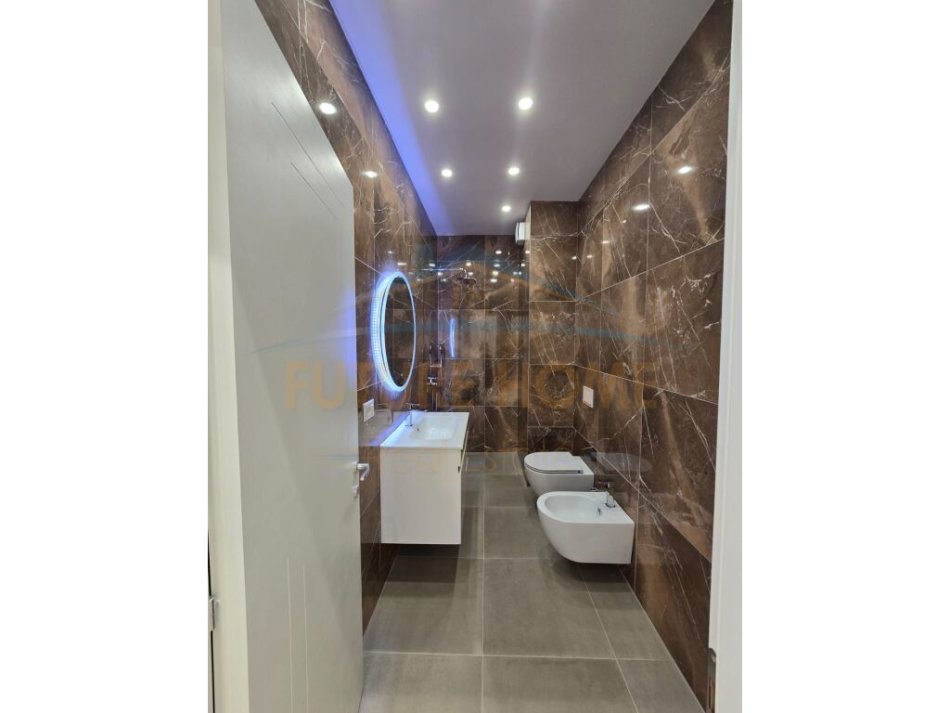 Tirane, jepet me qera zyre Kati 9, 135 m² 1.500 € (Rruga e Kavajes)