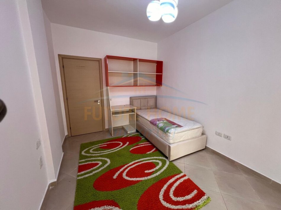 Tirane, jepet me qera apartament 2+1+Aneks+Ballkon Kati 1, 110 m² 450 € (Fresku)