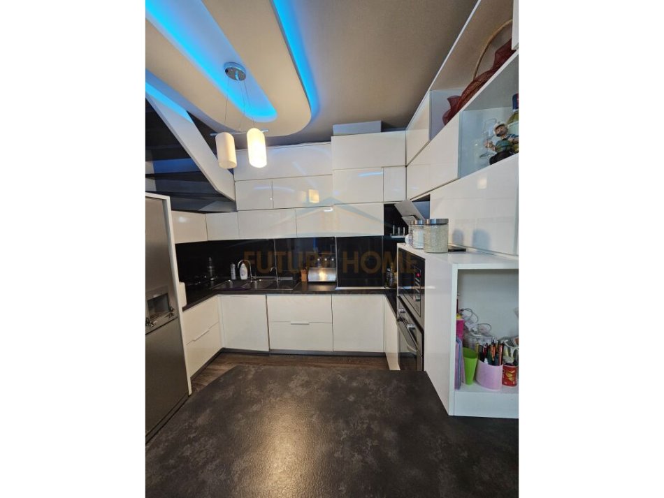 Tirane, shitet apartament 3+1+Ballkon Kati 3, 122 m² 200.000 € (Unaza e Re)