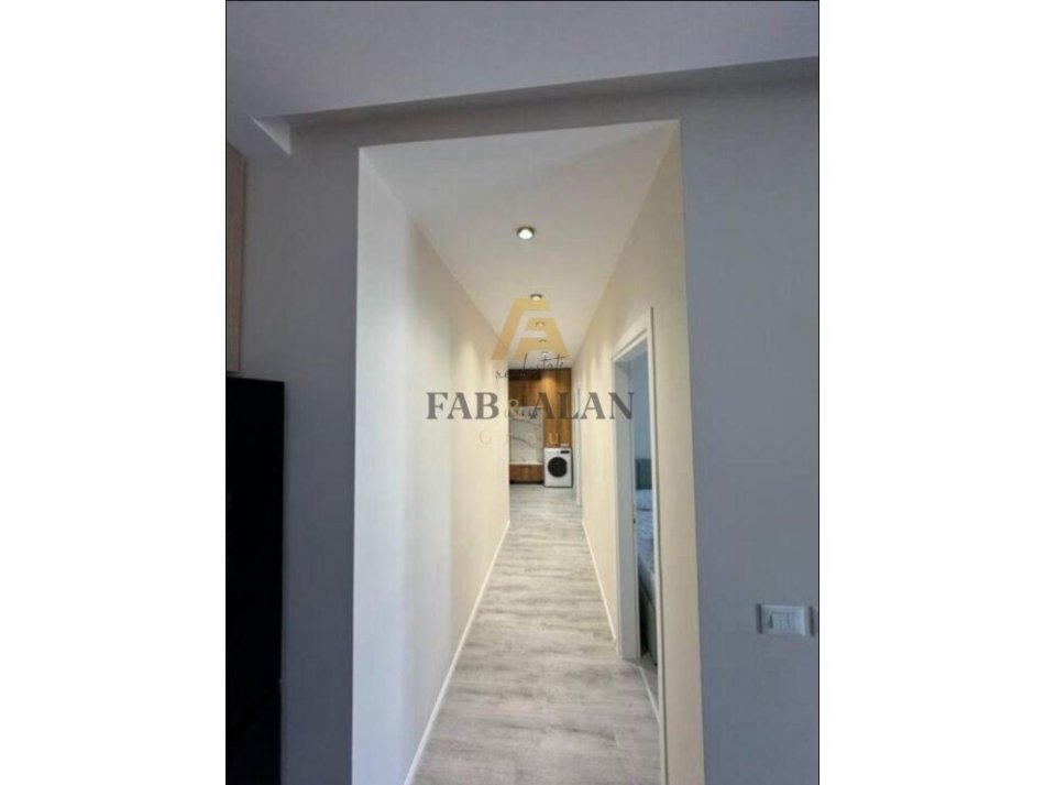Tirane, jepet me qera apartament 2+1 , 700 € (Porcelan)