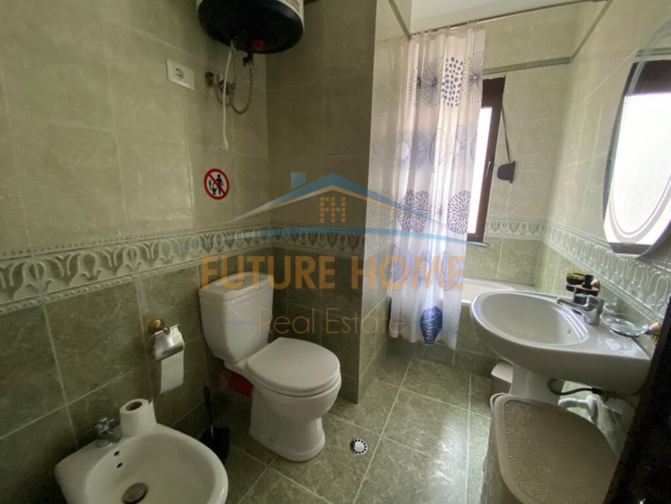Tirane, jepet me qera apartament 2+1+Ballkon Kati 4, 109 m² 1.000 € (Bllok)