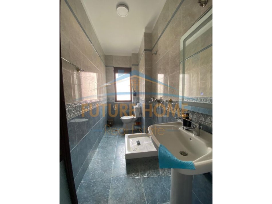 Tirane, jepet me qera apartament 2+1+Ballkon Kati 4, 109 m² 1.000 € (Bllok)