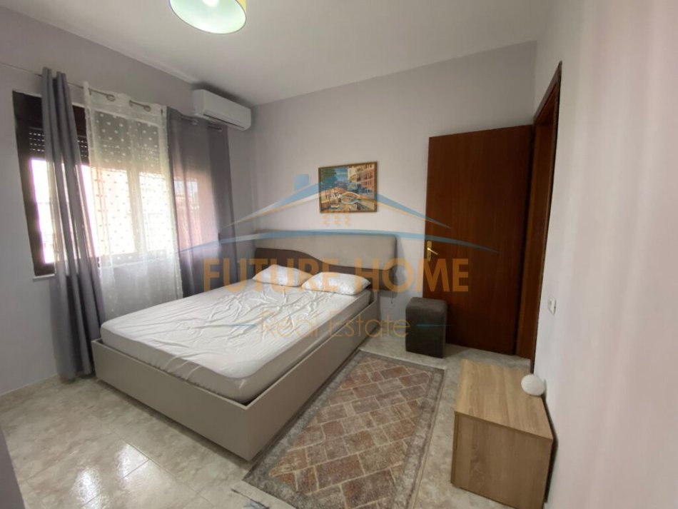 Tirane, jepet me qera apartament 2+1 Kati 4, 109 m² 1.000 € (Bllok)