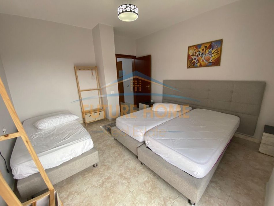 Tirane, jepet me qera apartament 2+1 Kati 4, 109 m² 1.000 € (Bllok)
