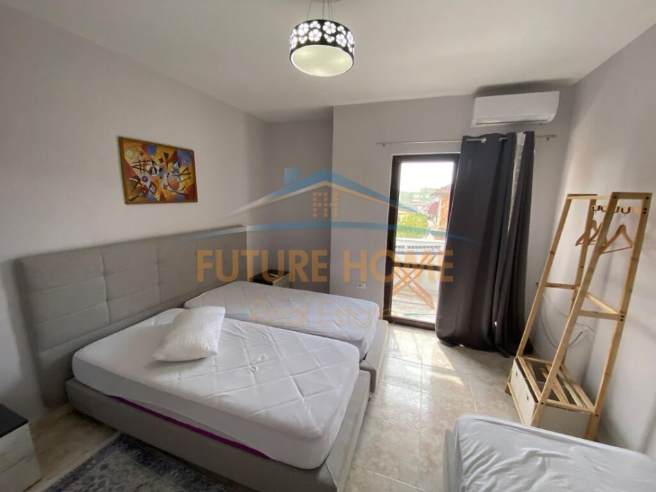 Tirane, jepet me qera apartament 2+1+Ballkon Kati 4, 109 m² 1.000 € (Blloku)