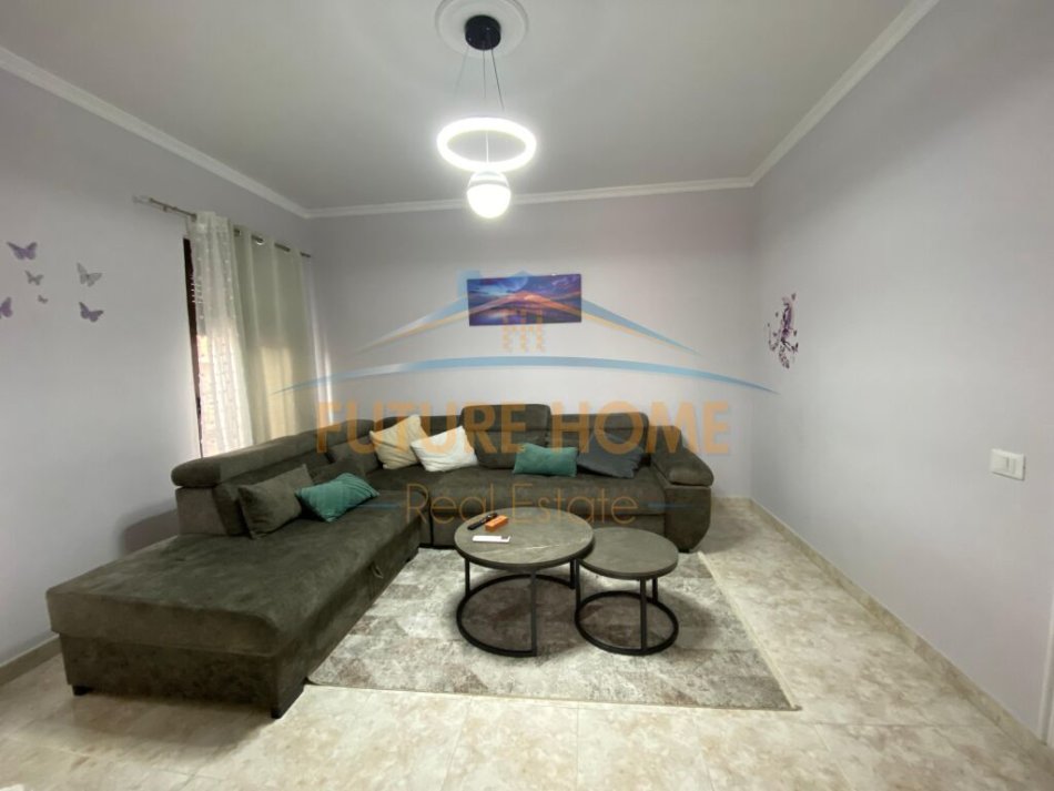 Tirane, jepet me qera apartament 2+1 Kati 4, 109 m² 1.000 € (Bllok)