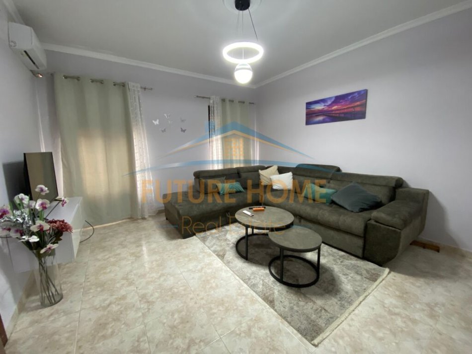 Tirane, jepet me qera apartament 2+1+Ballkon Kati 4, 109 m² 1.000 € (Bllok)