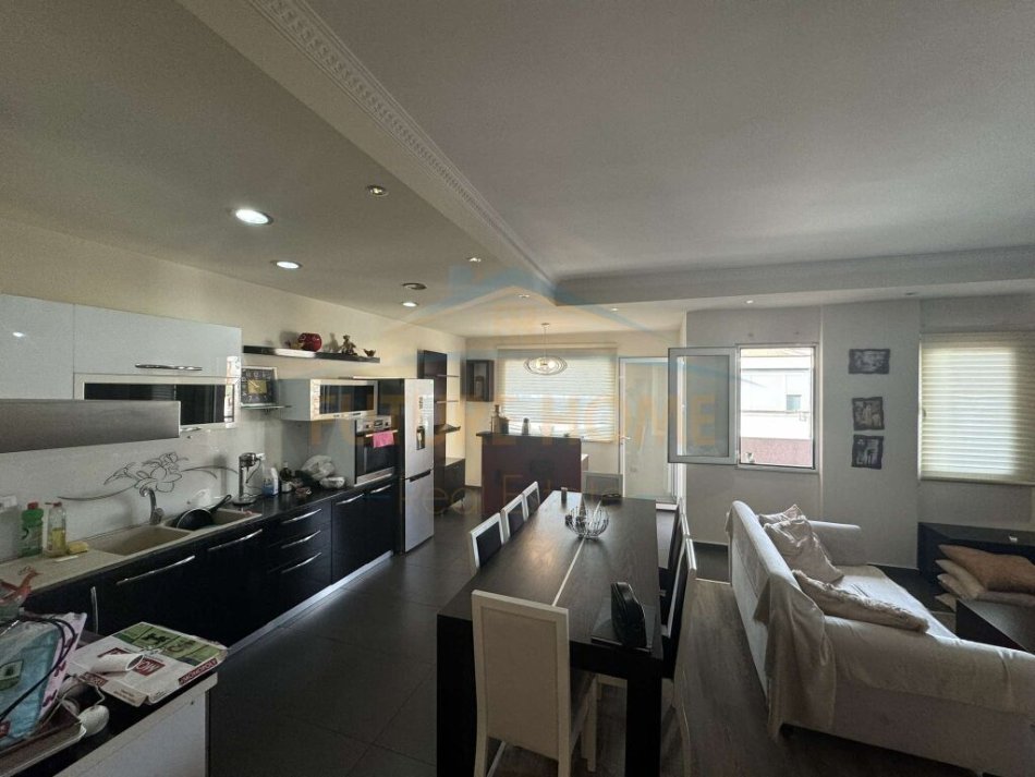 Tirane, jepet me qera apartament 3+1+Ballkon Kati 5, 138 m² 600 € (Kodra e Diellit)